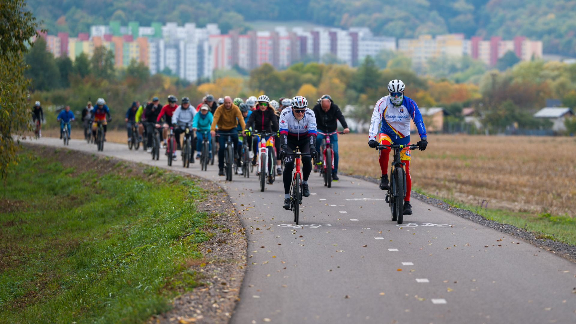 Hornonitrianska cyklomagistrála sa rozrástla o nový úsek. Spája Partizánske s Chalmovou