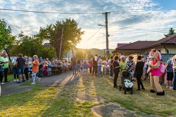 Kultúrne leto v Chalmovej - posedenie na trávnatej ploche pod koľajnicami